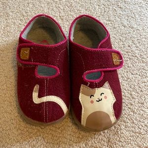 See Kai Run slippers with rubber sole! Only worn inside!